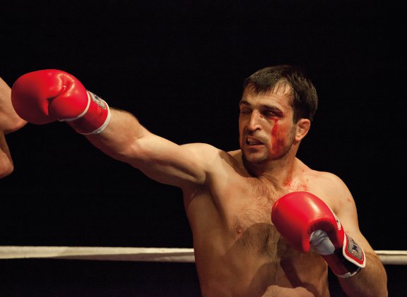 Победитель Алавутдин Гаджиев во время боя